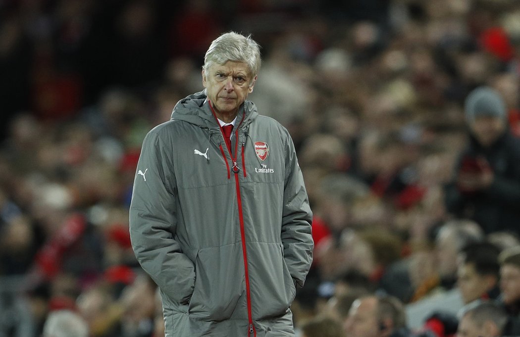 Zamyšlený trenér Arsenalu Arséne Wenger během nepovedeného zápasu s Liverpoolem