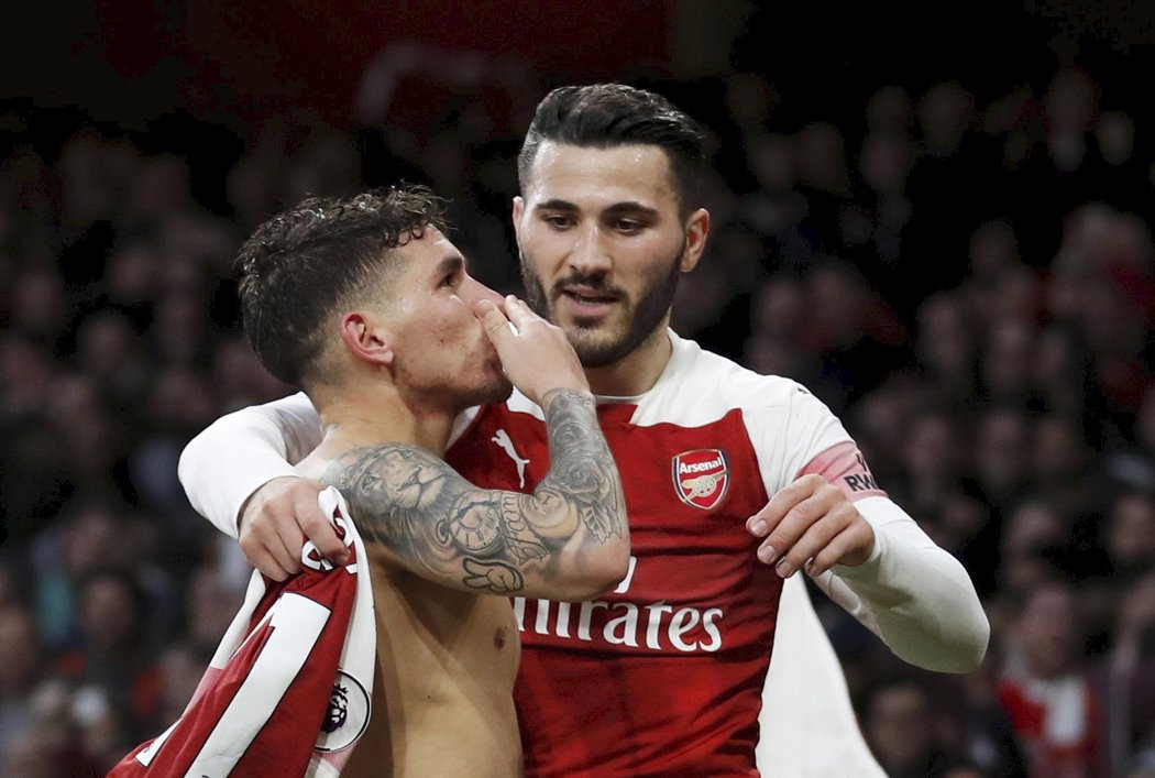 Lucas Torreira emotivně slaví první trefu v dresu Arsenalu spolu se Seadem Kolašinacem