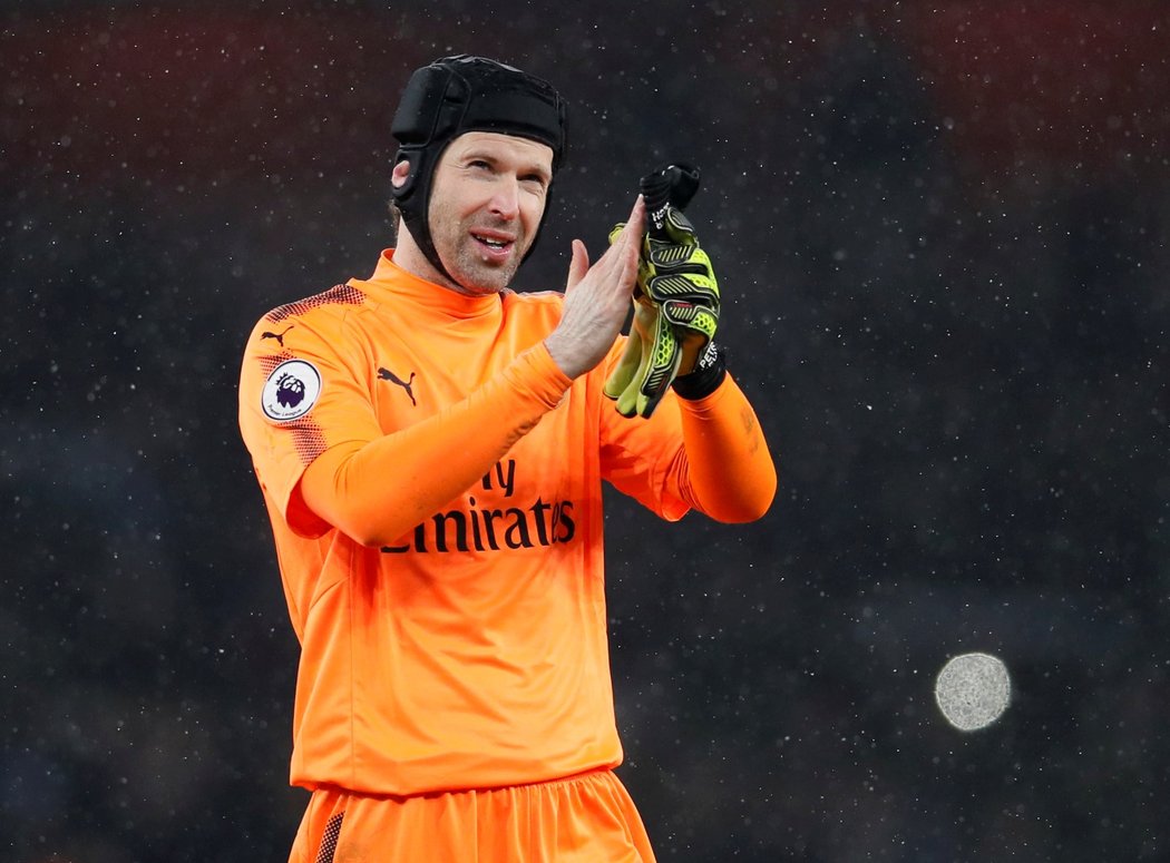 Český gólman Arsenalu Petr Čech po utkání s Manchesterem City, ve kterém dostal tři góly