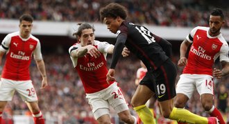 SESTŘIHY: Arsenal urval bod se City, Chelsea padla, Liverpool ovládl derby