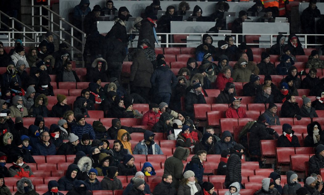 Fanoušci Arsenalu houfně opouštěli stadion při utkání s Manchesterem City, které domácí prohráli 0:3