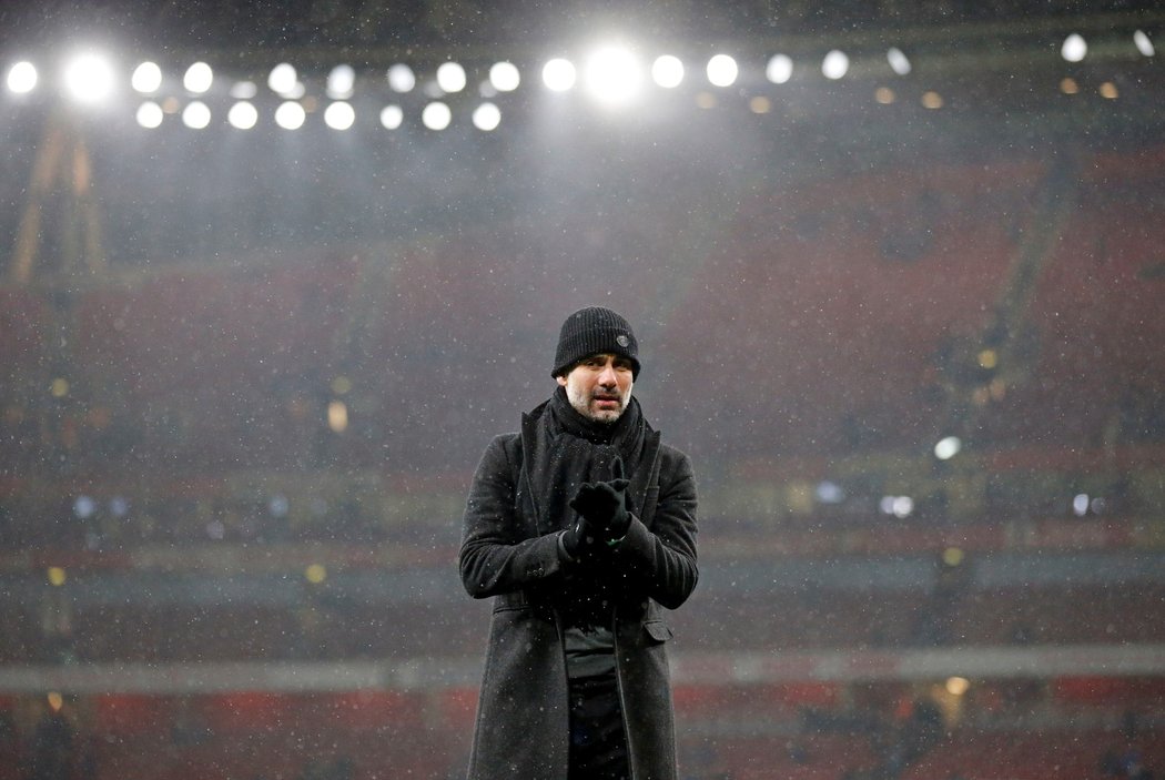 Trenér Manchesteru City Pep Guardiola děkuje fanouškům za podporu po výhře nad Arsenalem