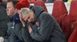 Zklamaný trenér Arsenalu Arséne Wenger po prohře s Manchesterem City