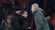 Trenéři Pep Guardiola a Arséne Wenger se zdraví po utkání Manchesteru City s Arsenalem