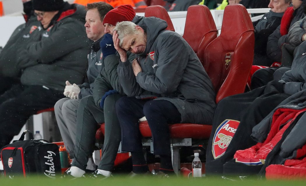 Zklamaný trenér Arsenalu Arséne Wenger po prohře s Manchesterem City