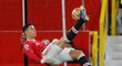 Útočník United Cristiano Ronaldo se snaží v akrobatické pozici trefit balon v zápase United proti Arsenalu