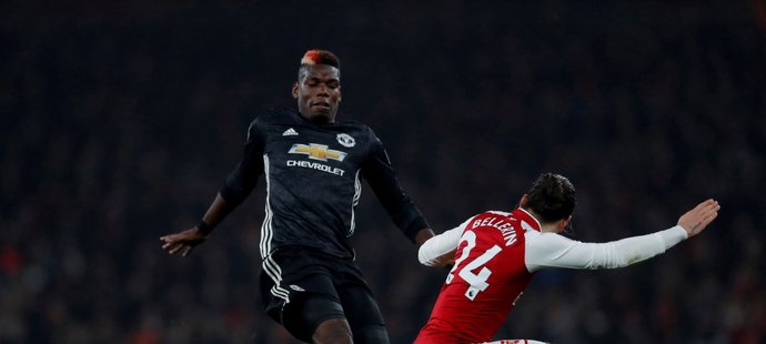 Paul Pogba v jednom ze soubojů přišlápl soupeři koleno a uviděl červenou kartu