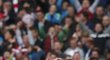 Český záložník Arsenalu Tomáš Rosický nastoupil v základní sestavě "kanonýrů" a vymyslel pro Theo Walcotta první gól. Ten mu za to přišel poděkovat