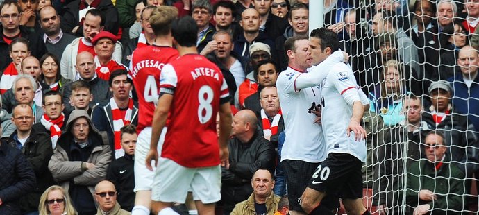 Robin van Persie penaltu na hřišti Arsenalu proměnil a vyrovnal na 1:1. Fanoušci Arsenalu byli v šoku