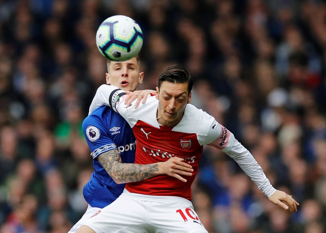 Mesut Özil během utkání s Evertonem