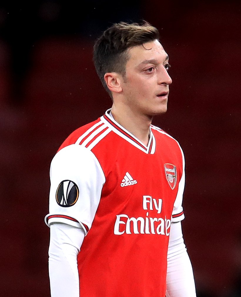 Mesut Özil je v Arsenalu velmi nespokojený