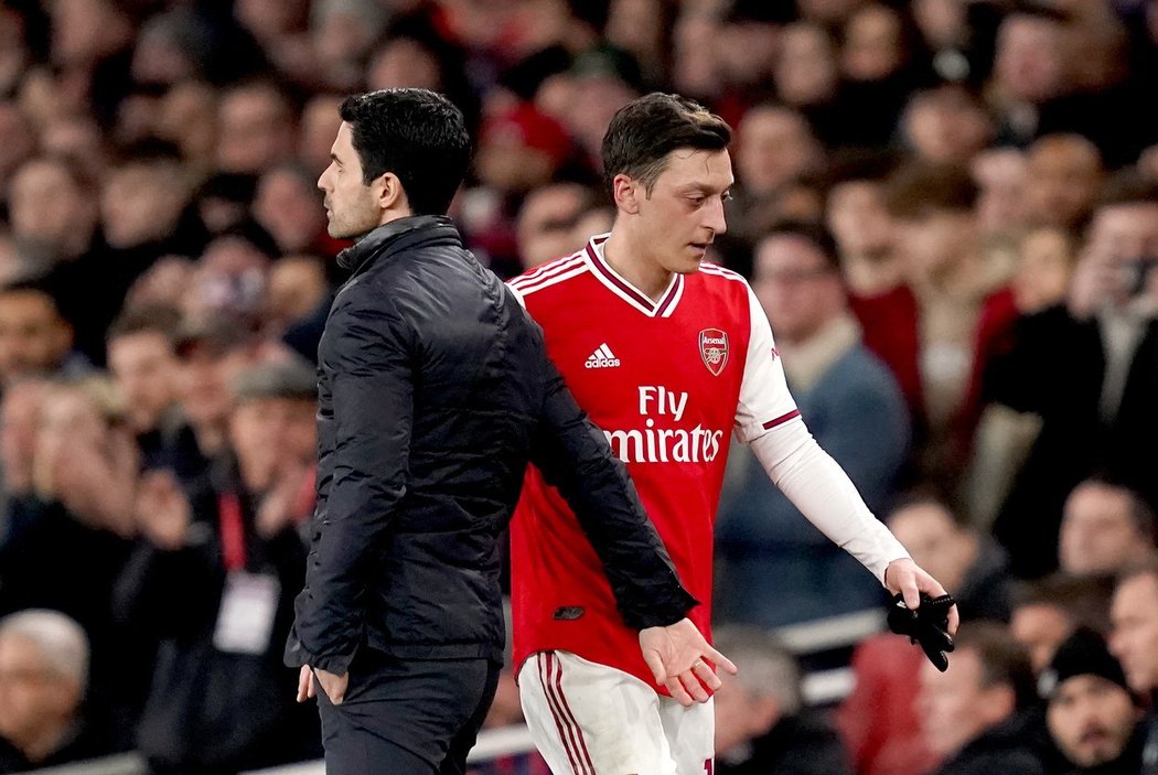 Mesut Özil je v Arsenalu velmi nespokojený