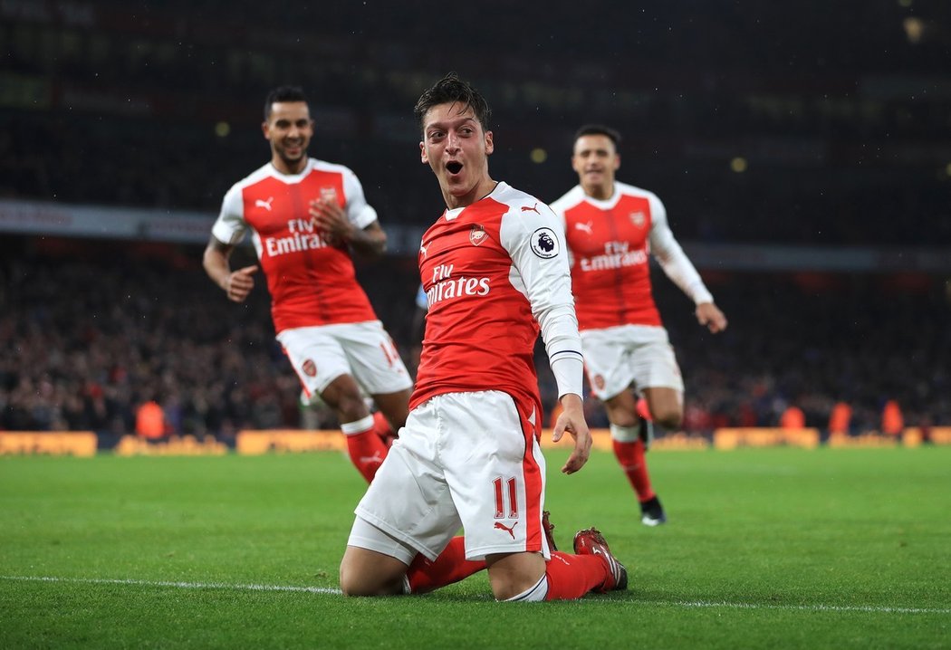Mesut Özil je v Arsenalu velmi nespokojený
