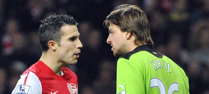 Robin van Persie (vlevo) a brankář Newcastlu Tim Krul v emotivní výměně názorů