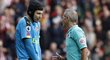 Gólman Arsenalu Petr Čech se snažil přesvědčit sudího, že udělal maximum, aby útočícího hráče Sunderlandu v pokutovém území nezasáhl. Arbitr ale neměl slitování. Odpískal penaltu a Čechovi udělil žlutou kartu.