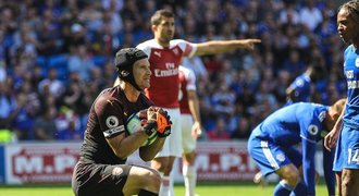 Čech pod palbou, Cardiffu málem daroval gól. Emery ho hájí