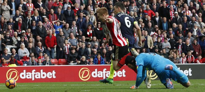 Zákrok Petra Čecha v pokutovém území posoudil sudí jako faul. Sunderland dostal výhodu penalty, z ní dal Defoe gól. Arsenal ale stejně vyhrál.