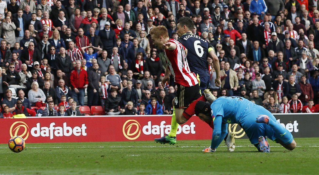Zákrok Petra Čecha v pokutovém území posoudil sudí jako faul. Sunderland dostal výhodu penalty, z ní dal Defoe gól. Arsenal ale stejně vyhrál.