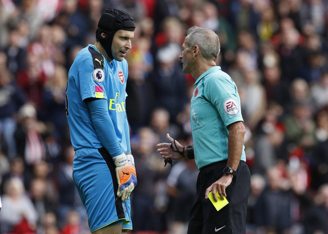 Gólman Arsenalu Petr Čech se snažil přesvědčit sudího, že udělal maximum, aby útočícího hráče Sunderlandu v pokutovém území nezasáhl. Arbitr ale neměl slitování. Odpískal penaltu a Čechovi udělil žlutou kartu.