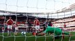 Český gólman Petr Čech zasahuje v duelu s Evertonem, který Arsenal zvládl 2:0