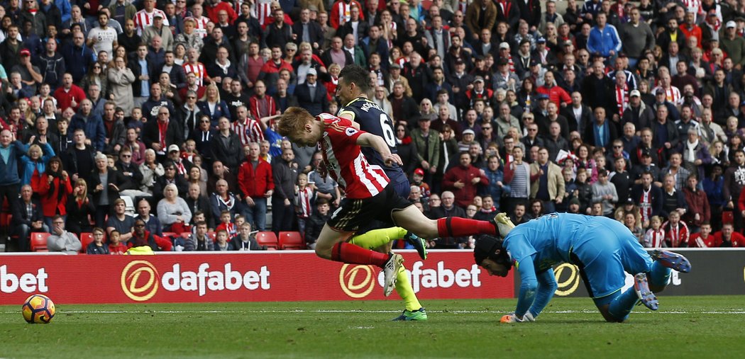 Zákrok Petra Čecha v pokutovém území posoudil sudí jako faul. Sunderland dostal výhodu penalty, z ní dal Defoe gól.