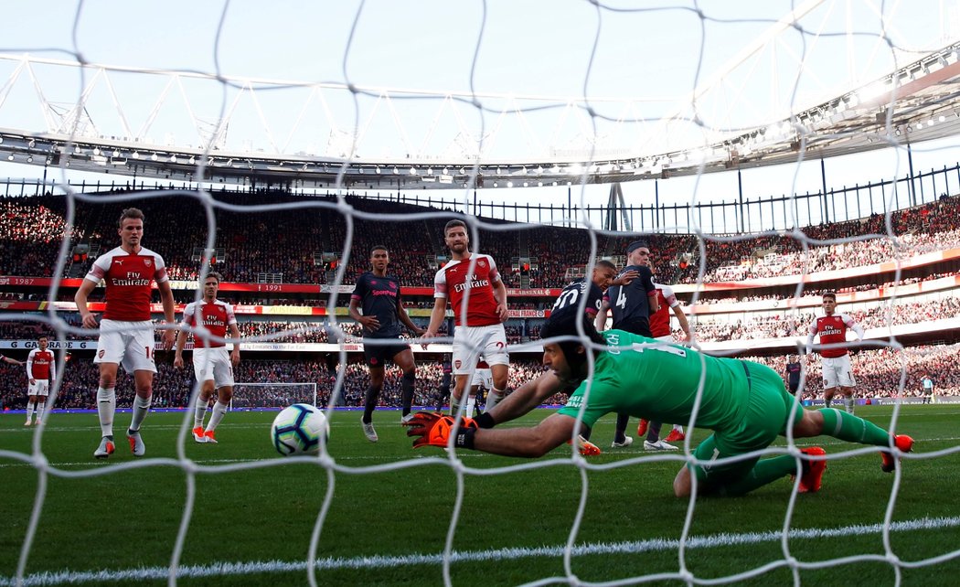 Český gólman Petr Čech zasahuje v duelu s Evertonem, který Arsenal zvládl 2:0