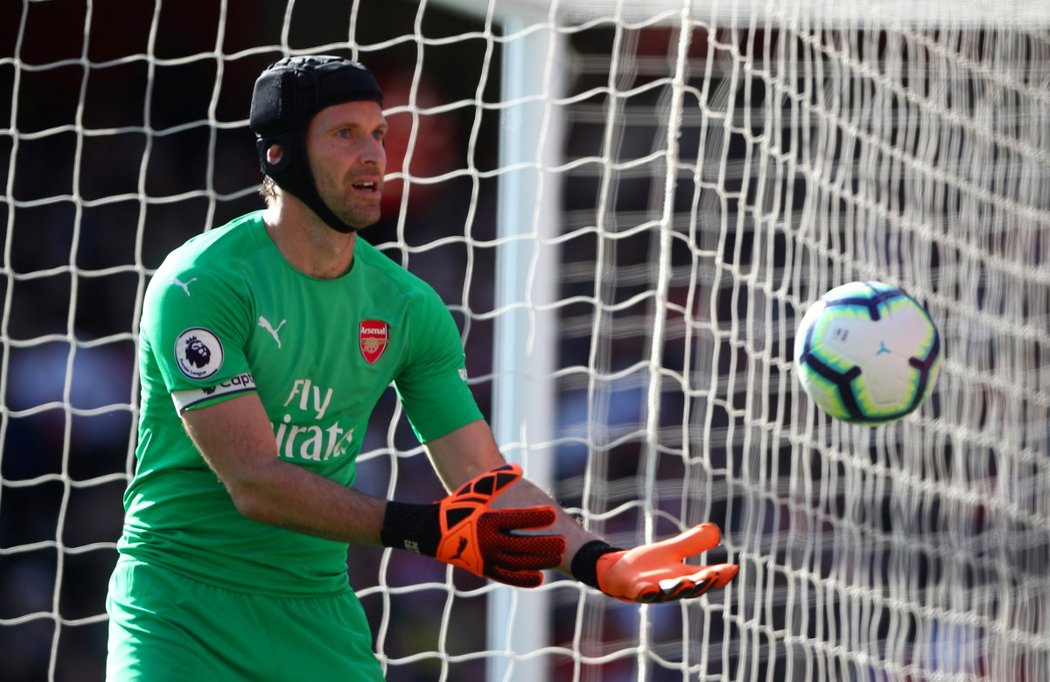 Gólman Arsenalu Petr Čech v duelu s Watfordem, který londýnský celek zvládl 2:0