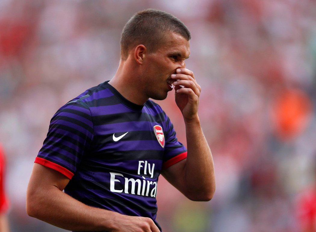 Lukas Podolski zatím na hrotu sestavy Arsenalu nezáří, Van Persieho se mu nahradit nepodařilo