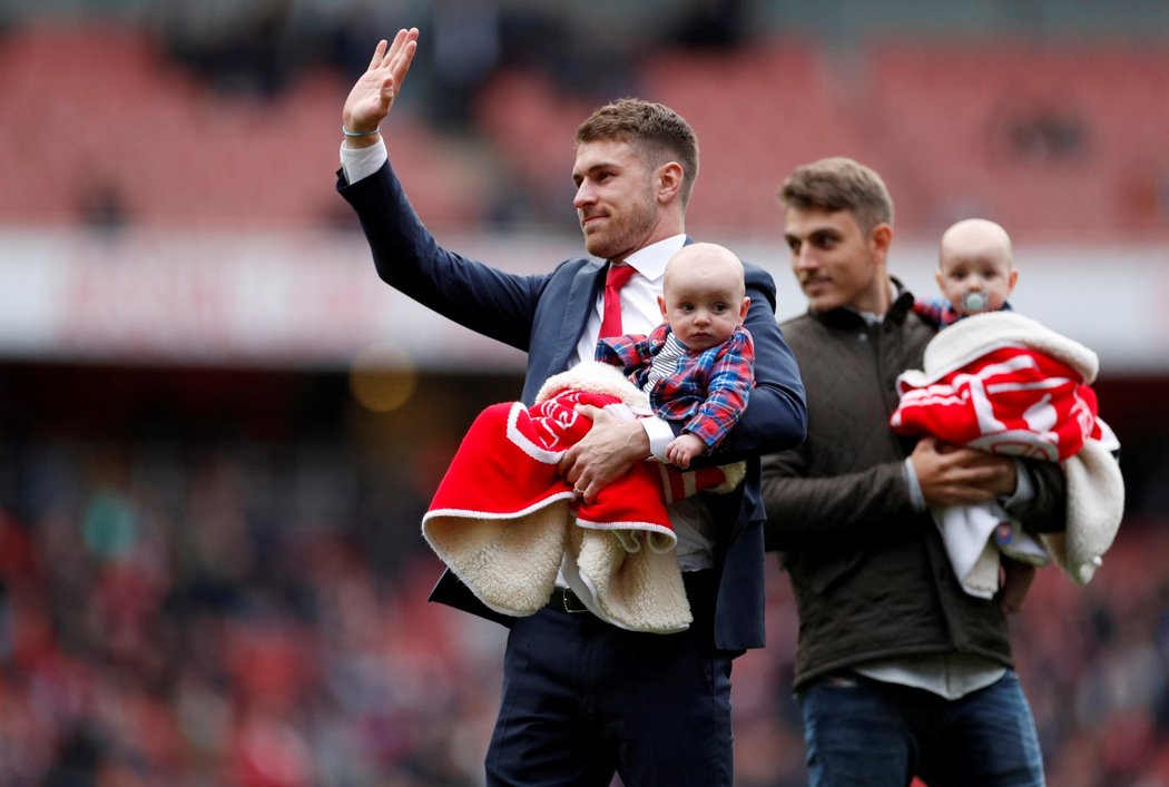 Aaron Ramsey se loučil po zápase s Brightonem (1:1) na Emirates Stadium s Arsenalem. Nyní ho čeká angažmá v Juventusu