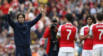 Rosického rozlučka v Arsenalu: špalír, stříbrný kanón a oslavy gólu s týmem
