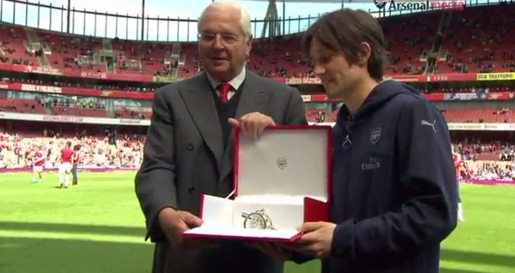 Arsenal se rozloučil s Rosickým před výkopem s Aston Villou