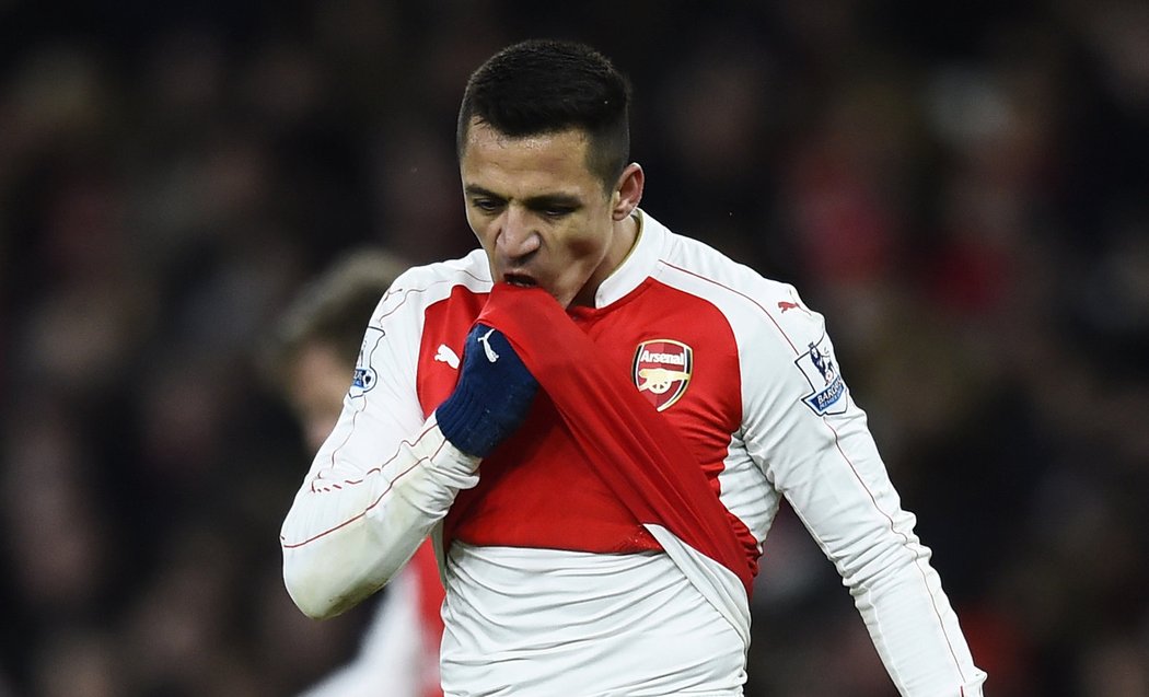 Alexis Sánchez trefil v prvním poločase proti Swansea tyč