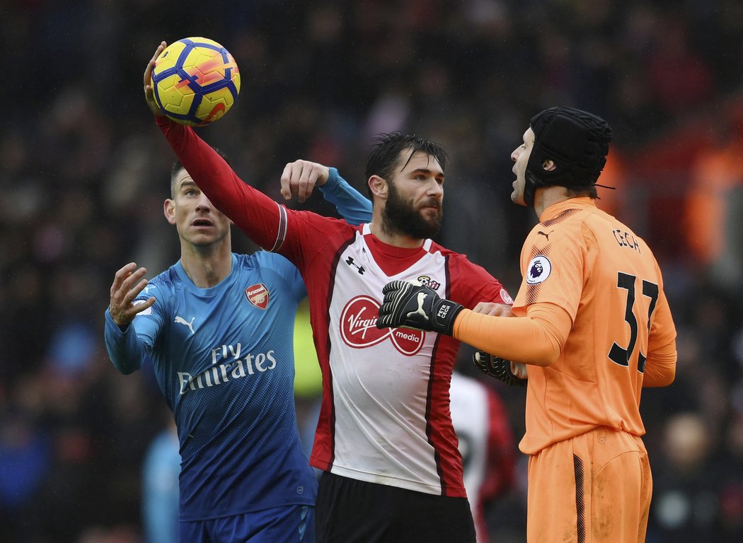 Střelec Southamptonu Charlie Austin nechtěl Petru Čechovi a Laurentu Koscielnymu odevzdat míč