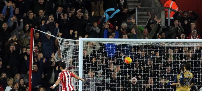 Bezmocný Petr Čech v brance Arsenalu jen sleduje, jak končí míč v síti při utkání na hřišti Southamptonu. Arsenal prohrál a promarnil možnost jít do čela Premier League.