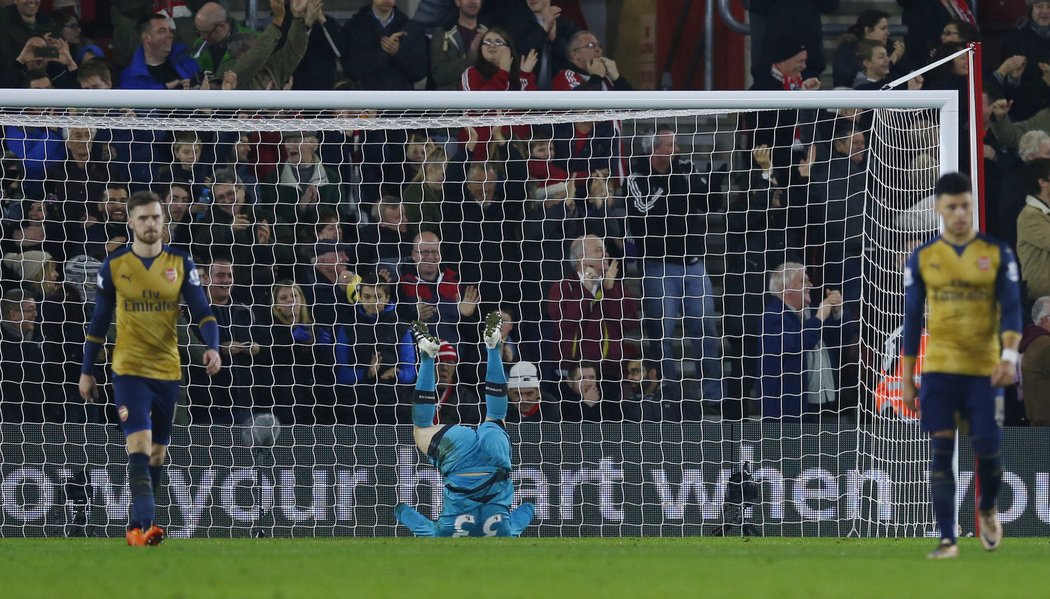 Propadák. Arsenal prohrál na půdě Southamptonu 0:4 a odmítl jít do čela Premier League.