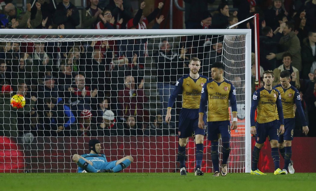 Tohle se Arsenalu nepovedlo. Na hřišti Southamptonu prohrál 0:4 a promarnil možnost jít do čela Premier League.