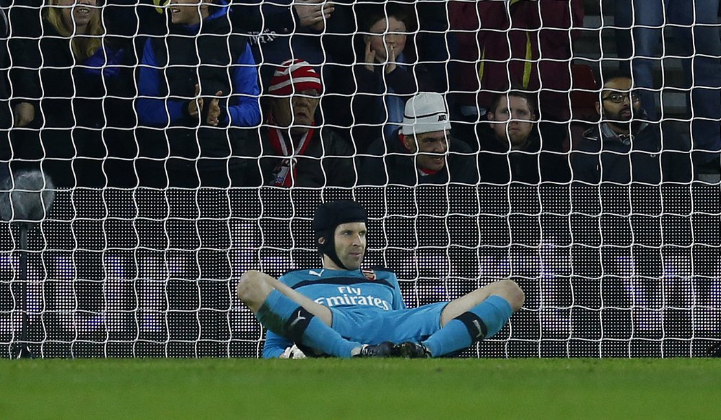 Petr Čech v brance Arsenalu skončil na lopatkách. Na hřišti Southamptonu inkasoval tři branky.