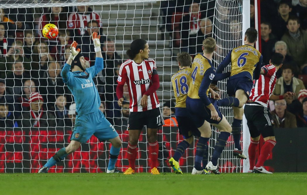 Obrana Petr Čechovi v brance Arsenalu při utkání v Southamptonu zrovna nepomohla. Čech inkasoval už za sedmdesát minut tři góly.