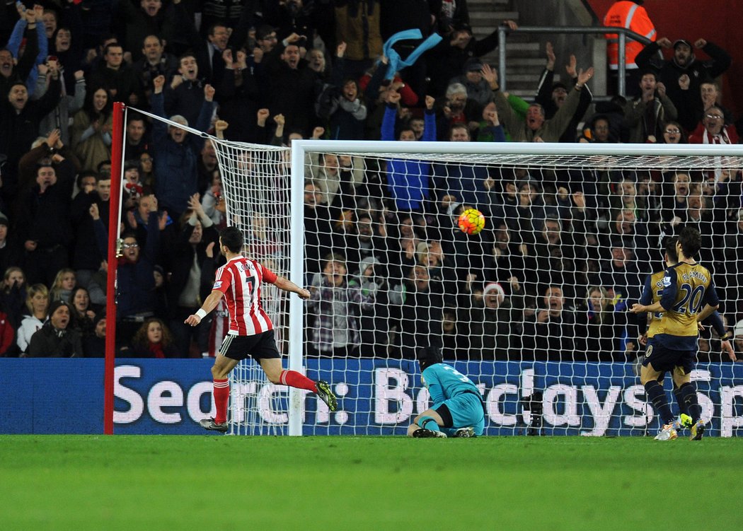 Bezmocný Petr Čech v brance Arsenalu jen sleduje, jak končí míč v síti při utkání na hřišti Southamptonu. Arsenal prohrál a promarnil možnost jít do čela Premier League.