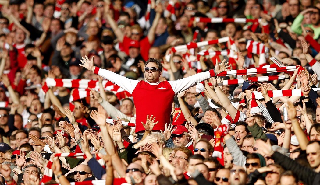 Fanoušci Arsenalu slaví při zápase proti Tottenhamu