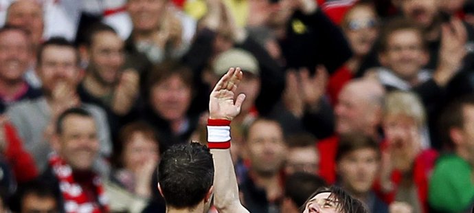 Tomáš Rosický slaví svůj gól do sítě Tottenhamu s Robinem van Persiem (vlevo)