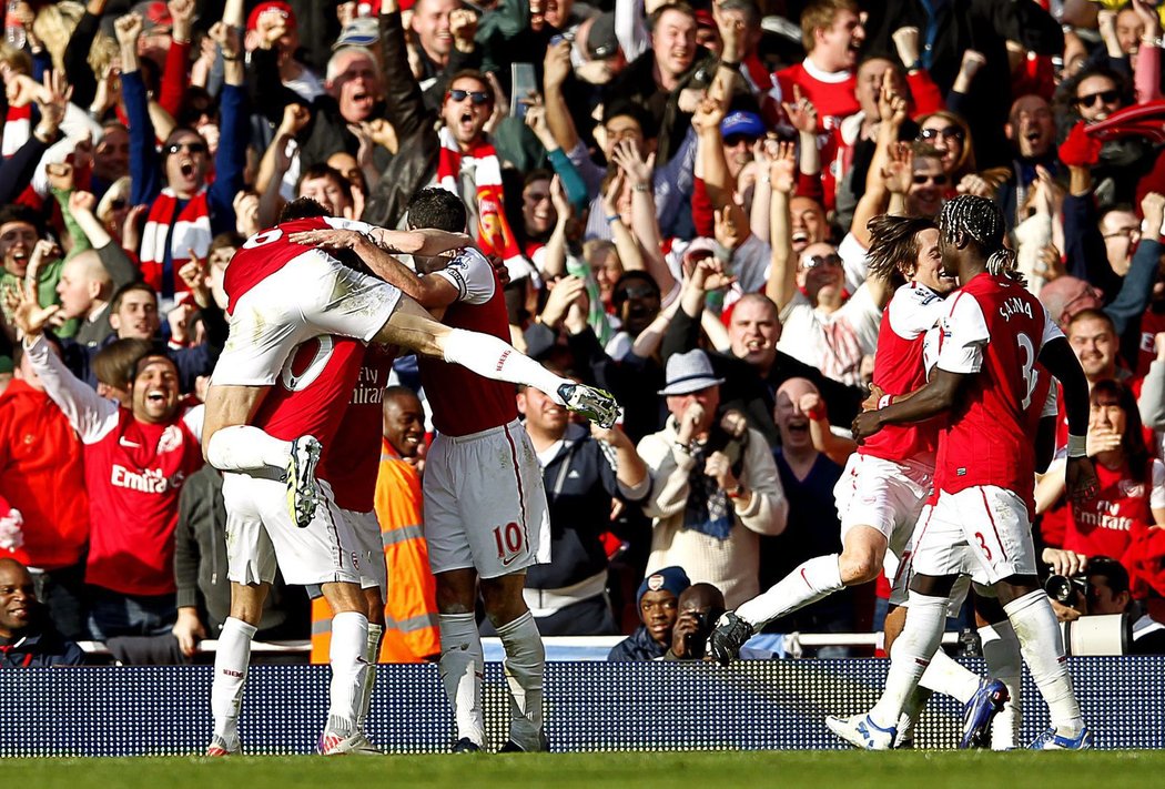 Fotbalisté Arsenalu se radují z gólu proti Tottenhamu