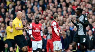 Neřízená střela! Adebayor dal Arsenalu gól, pak dostal červenou