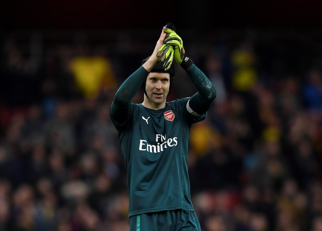 Petr Čech děkuje fanouškům poté, co vychytal 200. nulu v Premier League