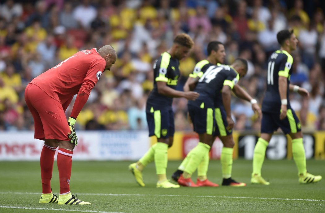 Gólman Watfordu inkasoval během první půle duelu s Arsenalem hned tři branky.