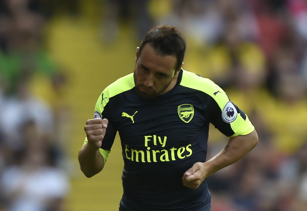 Santi Cazorla slaví gól Arsenalu, když proměnil penaltu.