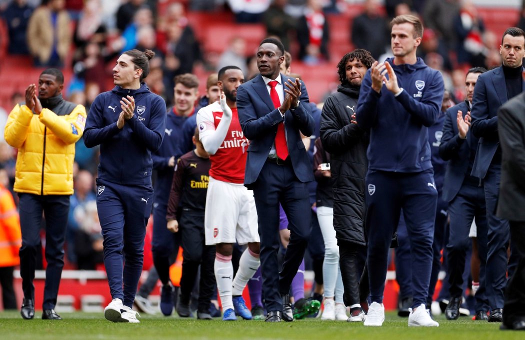 Danny Welbeck (uprostřed v obleku) se loučil po zápase s Brightonem (1:1) na Emirates Stadium s Arsenalem