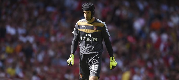 Zklamaný Petr Čech opouští trávník po porážce Arsenalu od West Hamu