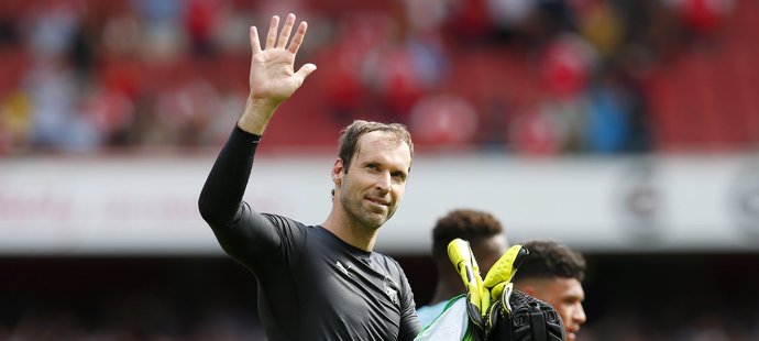 Petr Čech mává fanouškům po prohře od West Hamu