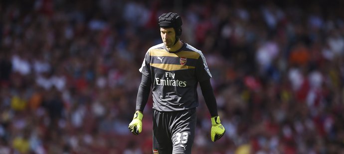 Zklamaný Petr Čech opouští trávník po porážce Arsenalu od West Hamu